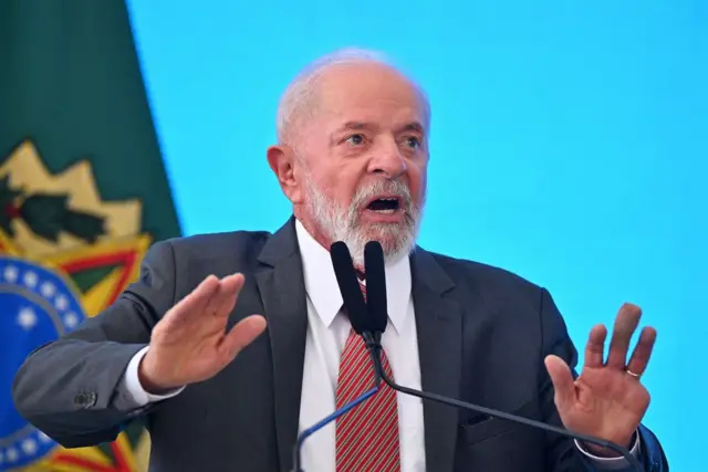 Lula gesticulando enquanto discursa ao microfone