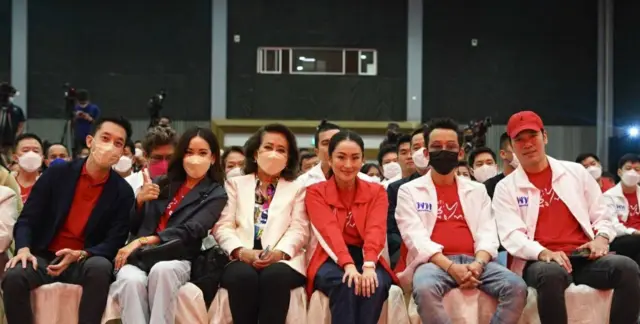 สมาชิกครอบครัวชินวัตรร่วมงาน “สะบัดชัย เพื่อไทยมาเหนือ” เมื่อ 10 ก.ย. 2565 อย่างพร้อมเพรียงเพื่อให้กำลังใจอุ๊งอิ๊ง ในภาพมี พี่เขย พี่สาว มารดา พี่ชาย และสามี (จากซ้ายไปขวา)