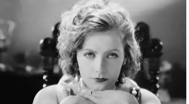 گرتا گاربو دستهایش را زیر چانه گذاشته مقابل دوربین ژست گرفته