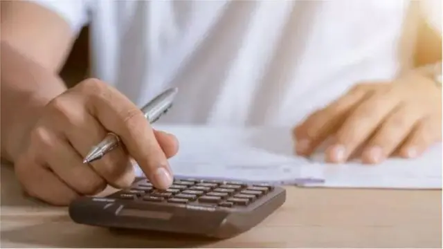 আয় আর ব্যয়ের হিসাব মেলাতে হিমশিম খাচ্ছেন বহু মানুষ