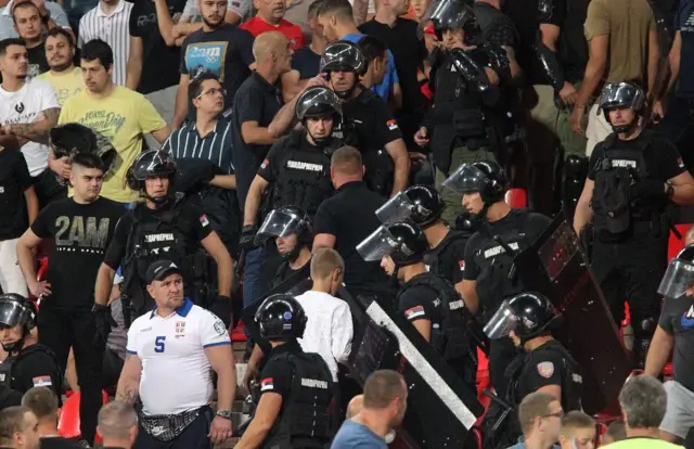 srbija - engleska, incidenti na utakmici srbija - engleska