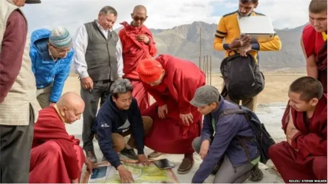बर्फाच्या स्तूपाचे नियोजन करताना टीम