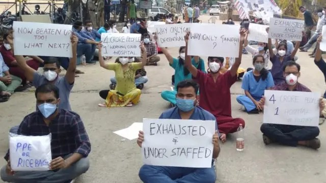 डॉक्टर विकास रेड्डी पर हमले के बाद डॉक्टर्स ने प्रदर्शन किया.