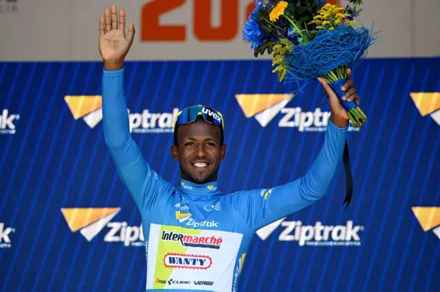 ቢንያም ግርማይ ኣብ ካልኣይ መድረኽ ሳንቶስ ቱር ዳውን ኣንደር ሰማያዊ ማልያ ለቢሱ ኣብ መድረኽ 17 ጥሪ 2023