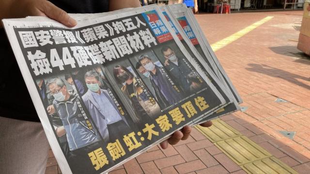 民眾金女士在香港新界元朗街頭派發她買來的《蘋果日報》（BBC中文圖片18/6/2021）