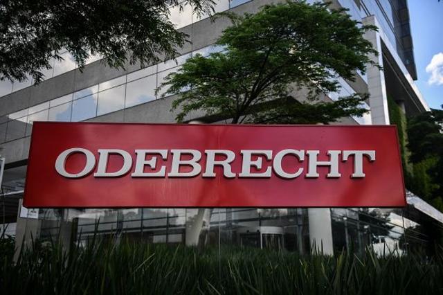 Logo da Odebrechtcef loterias quinafrente a prédio