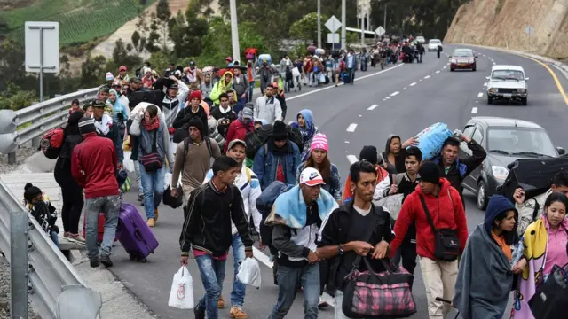Kolombiya'yı geçen Venezuelalı göçmenler Peru'ya doğru ilerliyor
