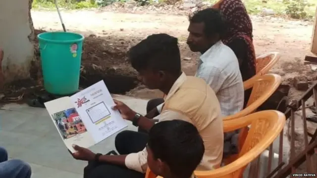 कांती राठवा आणि त्याचे आई-वडील