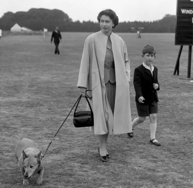 વર્ષ 1956ની આ તસવીર પોલો મૅચ જોઈને બહાર નીકળી રહેલાં એલિઝાબેથ અને તેમના પુત્ર ચાર્લ્સની છે