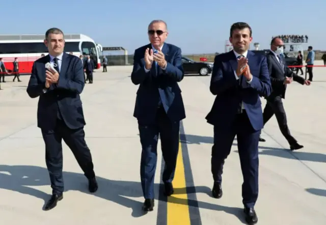 Ага-ини Байрактар аладын бизнеси президент менен туугандык байланыштын аркасы менен гүлдөп жатат деген сындарды четке кагат