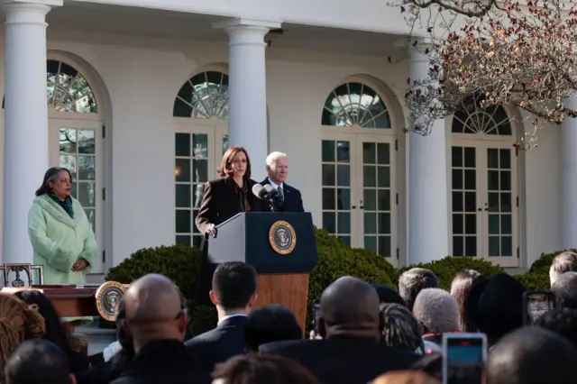 La vice-présidente américaine Kamala Harris prononce un discours aux côtés du président américain Joe Biden et de Michelle Duster, l'arrière-petite-fille d'Ida B. Wells, après que le président Biden a signé la loi H.R. 55, la « Emmett Till Antilynching Act », dans la roseraie de la Maison-Blanche, le 29 mars 2022 à Washington, DC. 
