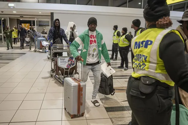Pipo wey dey for inside airport wit dia bags dem