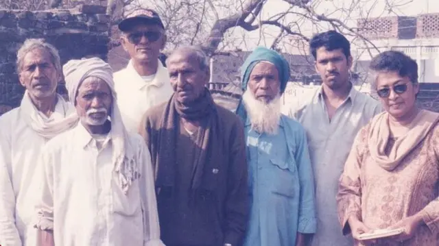 భారత్లోని బంధువులతో శాంశు (టోపీ పెట్టుకున్న వ్యక్తి), ఆయన భార్య