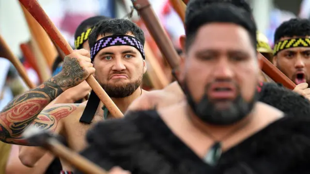 Miembros de la comunidad maorí, toman parte en una marcha de protesta en Wellington, 19 de noviembre, 2024.