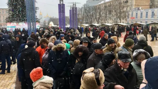 Верующие стоят в очереди, чтобы увидеть томос