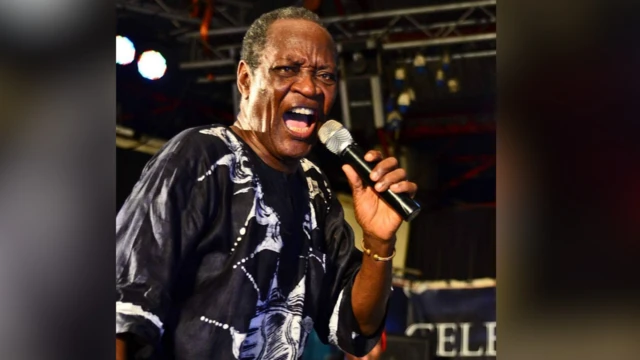 Foto of Jimi Solanke as im dey perform ontop stage 