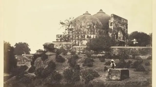 ১৮৮৭ সালে তোলা অযোধ্যার বাবরি মসজিদের ছবি