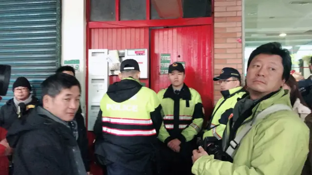 检调单位清晨分别前往王炳忠等人住处搜索引起了舆论的非议。