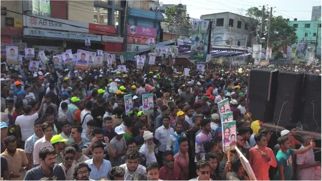 আশেপাশের বিভিন্ন জেলা থেকে বিএনপির নেতা-কর্মীরা খুলনার সমাবেশে এসে যোগ দেন
