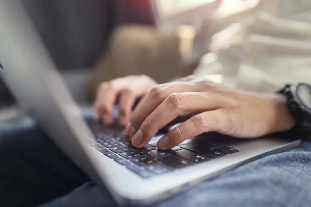 Homem teclando no computador