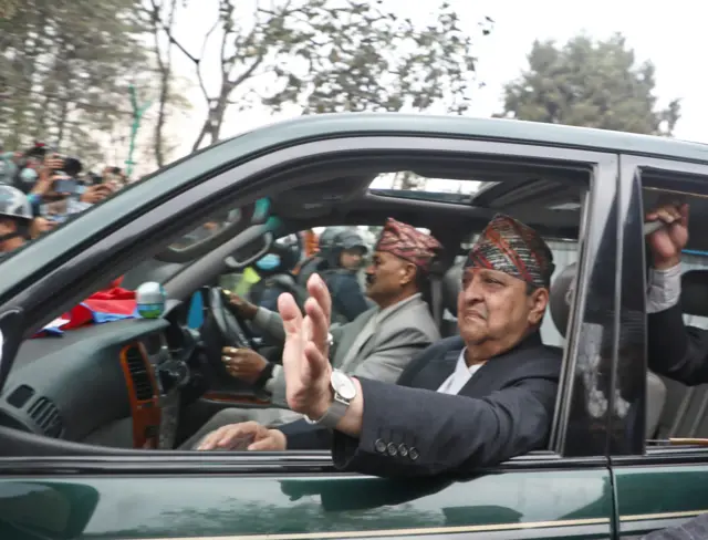 पूर्वराजा ज्ञानेन्द्र शाह पोखराबाट काठमाण्डू फर्कँदै