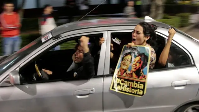 Seguidores de Petro en un carro celebran.