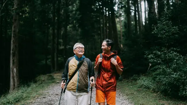 मित्रासोबत मिळून व्यायाम केल्यास जास्त उत्साह येतो आणि यामुळे आपले संकल्प अर्धवट न सोडता ते पूर्ण करणे सोपे जाते.