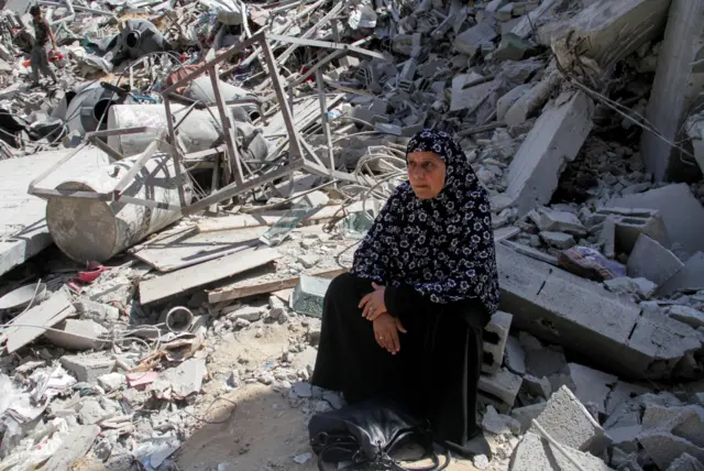 فلسطينية تجلس على أنقاض مبنى مدمر، بعد انسحاب القوات الإسرائيلية من جزء من مخيم جباليا للاجئين، بعد غارة شمال قطاع غزة، 30 مايو/ أيار، 2024