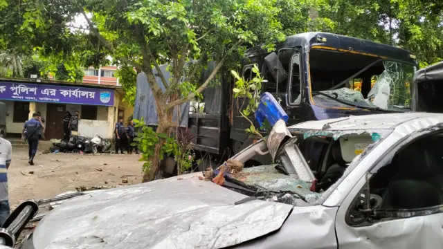 সীমানা পুনঃনির্ধারণ নিয়ে অসন্তোষের কারণে সোমবার ফরিদপুরে সহিংসতা ও ভাঙচুরের ঘটনা ঘটে