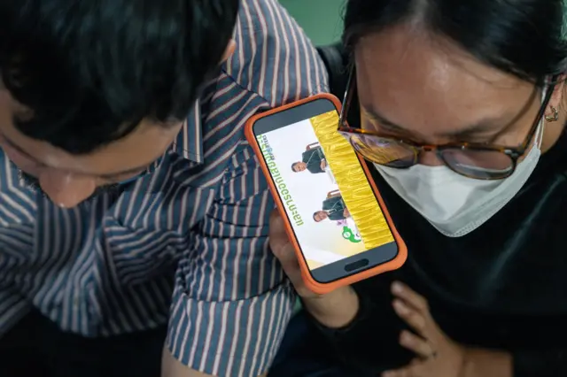 ชาวชลบุรีที่ติดตามการแถลงข่าวของ 2 รองเลขาธิการ กกต. เมื่อ 10 ก.พ. ซึ่ง กกต. ชุดใหญ่ขอเวลา 2 วันก่อนตัดสินใจว่าจะสั่งให้นับคะแนนใหม่หรือไม่