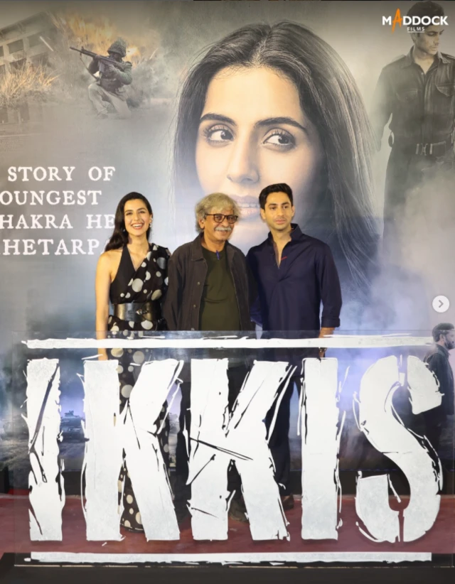 इक्कीस चित्रपटाचे दिग्दर्शक श्रीराम राघवन (मध्यभागी), अभिनेता अगस्त्य नंदा (उजवीकडे) आणि अभिनेत्री सिमर भाटिया