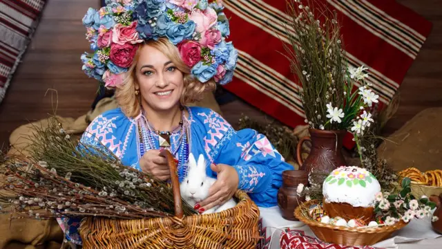 Жінка у вінку з кроликом