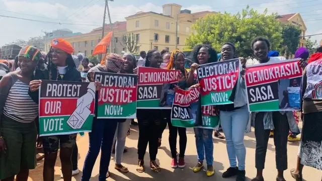 Les partisans de Raila Odinga se sont rassemblés devant le tribunal avant le dépôt de la requête en justice