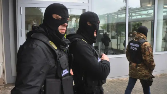 Des membres des carabiniers devant la clinique privée où Messina Denaro a été capturée