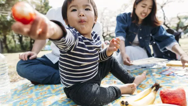 Criança oferecendo comida