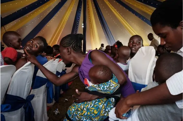 Ababyeyi bicaye bateruye abana 