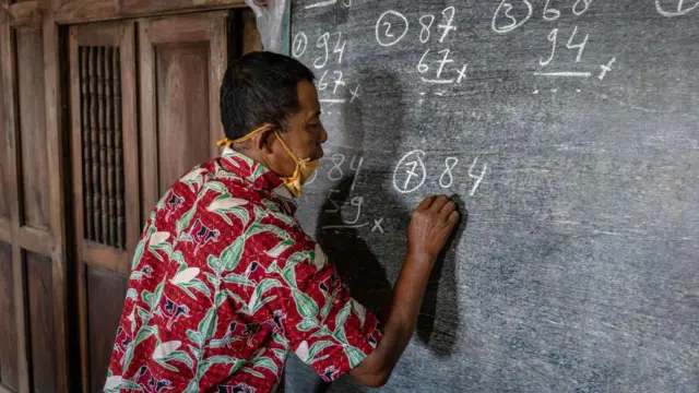 Seorang guru bernama Parmin (58) berkunjung ke rumah siswa yang terkendala sinyal seluler dan tidak dapat mengikuti pembelajaran daring di daerah terpencil Desa Senden—yang terletak di lereng Gunung Merapi dan Merbabu—pada 1 Oktober 2020 di Selo, Boyolali, Jawa Tengah.