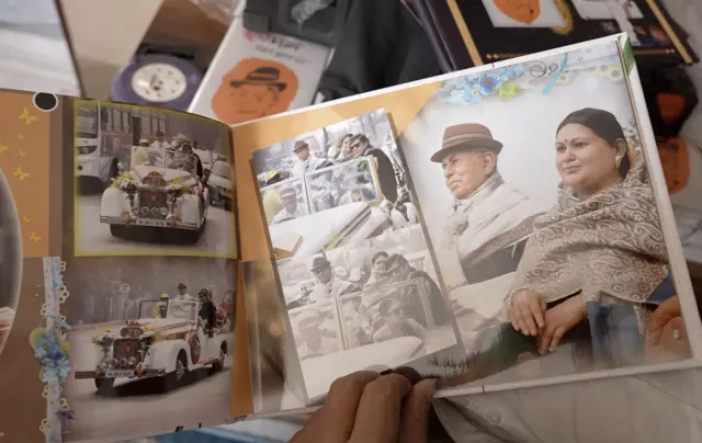 বাবা-মায়ের সিলিকনের মূর্তি গাড়িতে করে কলকাতায় ঘুরেছেন মি. দত্ত ও তার পরিবার। অ্যালবামে সেই ছবি