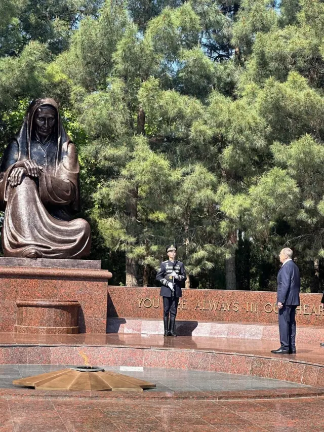 Samarqanddagi "Motamsaro ona" haykali
