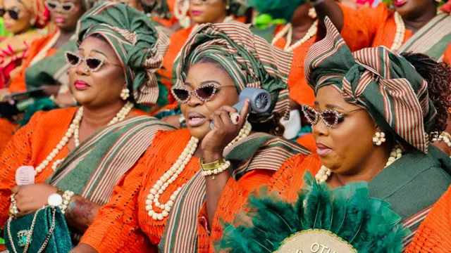 Awọn obinrin ro dẹdẹ kan dudu nibi ayẹyẹ Ojude Oba.