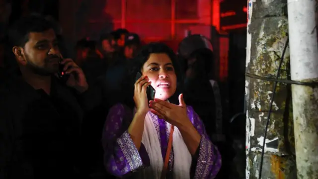 ভবনে আটকে পড়া স্বজনদের সাথে যোগাযোগের চেষ্টা করেন অনেকে। 