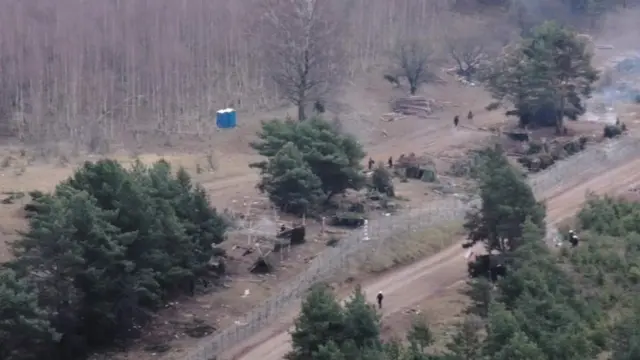 Migrantes na fronteira entre Belarus e Polônia, em foto cedida pelas autoridades polonesas