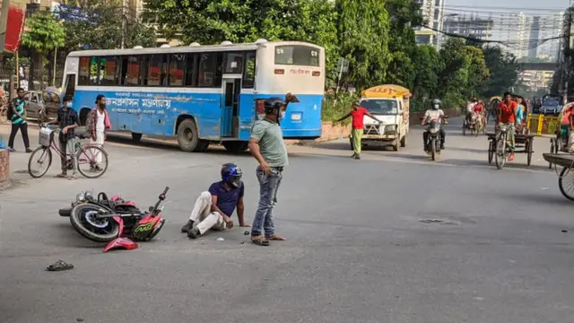 এমন দৃশ্য নিয়মিতই দেখা যায়।