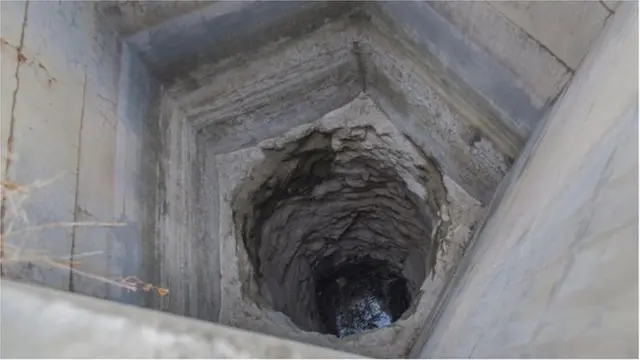 गावातल्या 35 विहिरींनी तळ गाठला आहे.