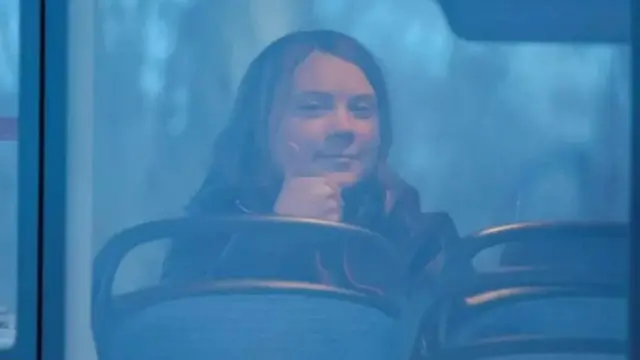 الناشطة السويدية غريتا تونبرغ أثناء وجودها في حافلة تابعة للشرطة