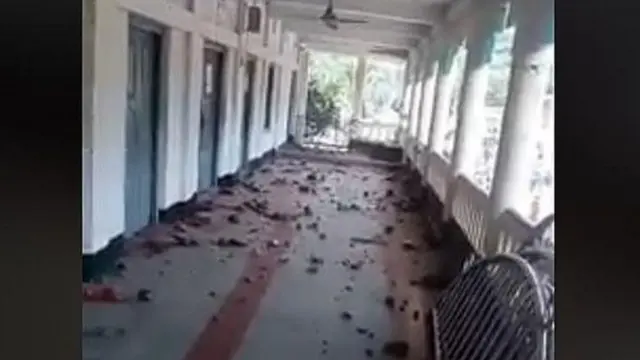 বোরহানউদ্দিনের ঈদগাহ সংলগ্ন এই ভবনটিতে বিক্ষোভকারীদের হাতে অবরুদ্ধ হয়ে পড়েছিলেন পুলিশ কর্মকর্তারা