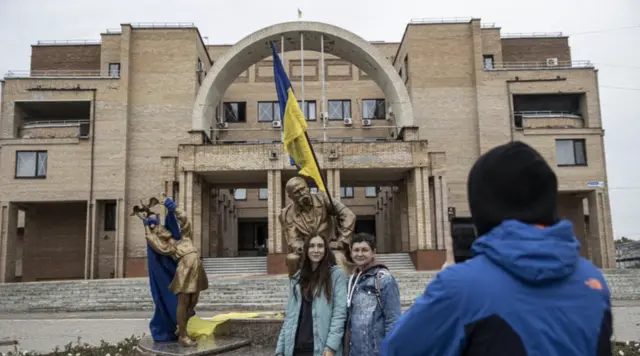 Taras Şevçenko heykeli önünde poz verenler.