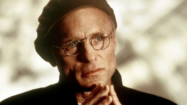 Ed Harris com olhar sériobaixar galera.betcena, olhando para frente