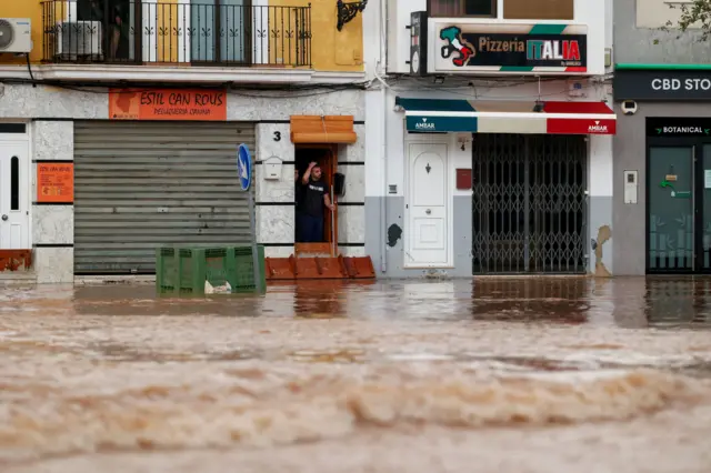 Rua inundada após a passagem da tempestade