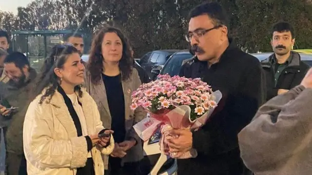 Avukat Selçuk Kozağaçlı'yı Silivri'deki cezaevi çıkışında tanıyanlar, tahliye olacak arkadaşları için hazırladıkları çiçeği verdi.